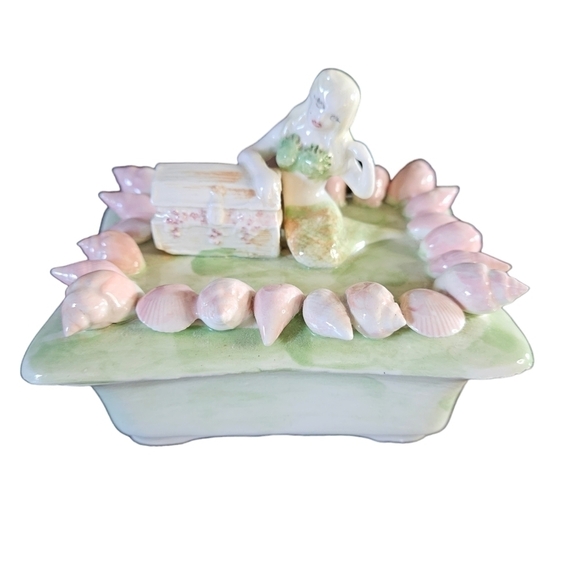 Very unique vintage mermaid and treasure chest trinket box. - Picture 10 of 12